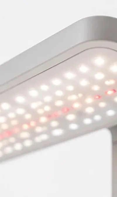 Panneau LED du Rumenla vu de près, diodes blanches et rouges allumées