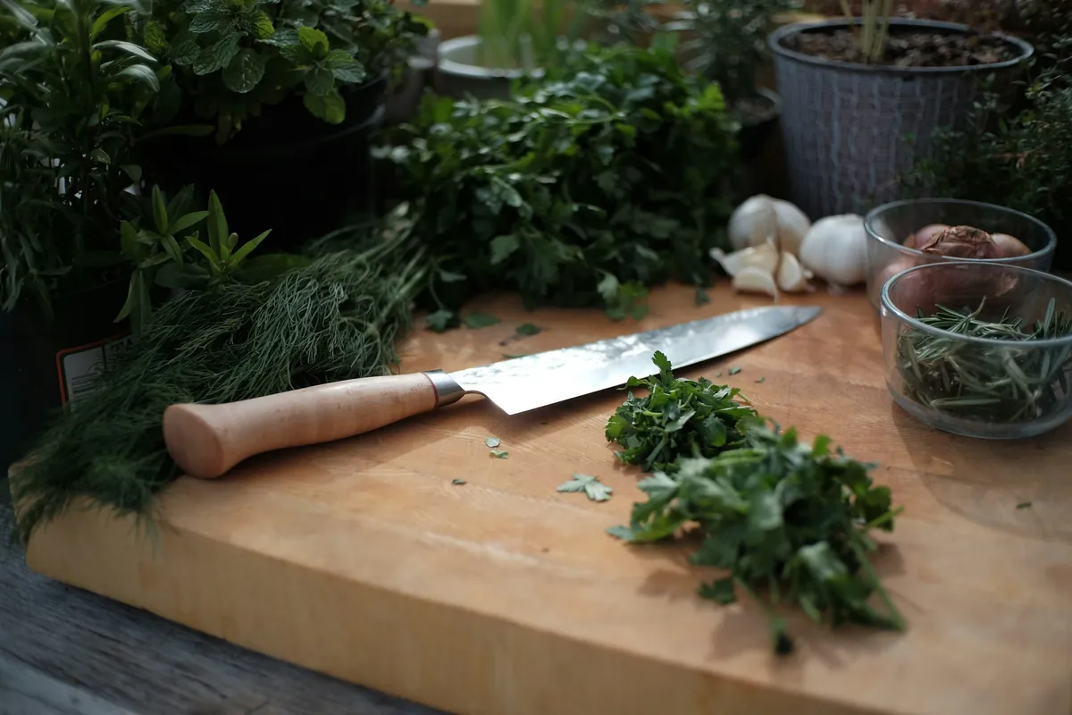 Herbes fraîchement coupées sur une planche (illustration)